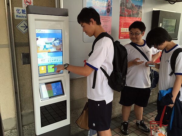 新式智慧型站牌,等公車免招手。(資料照片/擷取智慧城市與物聯網)