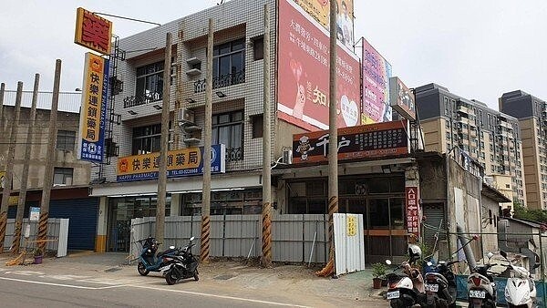 新竹市香山區的一處民宅因土地買賣談不攏，一樓店門口外被立了8支電線桿。圖／翻攝自臉書社團「新竹大小事」