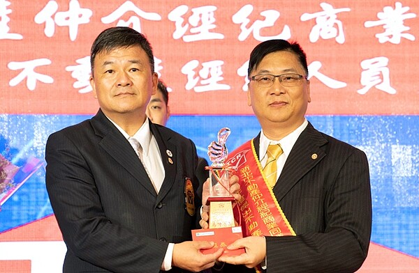 鄭仁凱從業務蛻變為專業房產顧問,以真心圓滿客戶。(圖/永慶房屋提供)