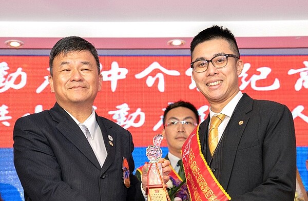 賴奕中認為房仲需兼具細心與責任感,以及滿滿的用心加真心,才能努力挑戰高峰。(圖/永慶房屋提供)