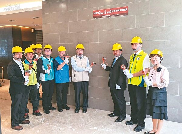 斥資上億的創新育成基地補強工程昨天動工，台南市長黃偉哲（右四）、議長郭信良（右三）等人祈求工程順利。 圖／台南市政府經發局提供