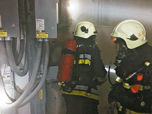 故宮南院凌晨三樓機房火災預警系統發報,變電箱起火冒煙,通報消防局搶救。 圖/消防局提供