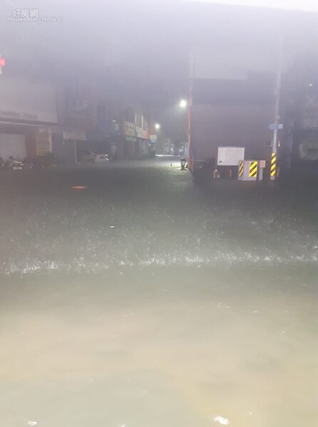 台南夜裡降下大雨，造成淹水災情。取自爆料公社二社
