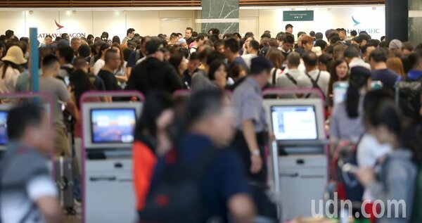 香港國際機場昨天下午無預警關閉，大批旅客滯留桃園機場航空公司櫃檯尋求協助。記者陳嘉寧／攝影