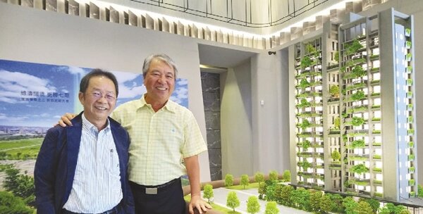 新業建設榮譽董事長穆椿松（右）與董事長卓勝隆開心地說，「大塊森鄰」是台中市第一個通過「宜居建築」審查的新案。