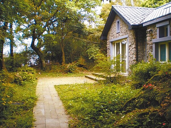 被登為史建物的草山行館,是公昔日居住過的地方,文資會12日同意擴大保存範圍,將行館附近原本是公隨扈侍衛的4棟房舍都一併納入。(北市文化局提供)