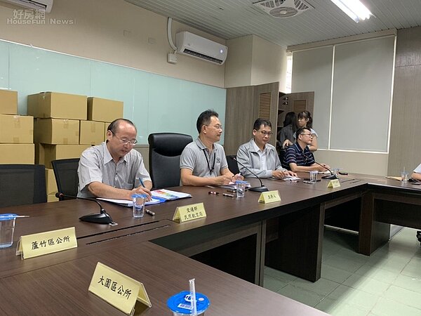 現已連署超過4500份連署書,今日下午兩點將陳情書交給陳錫禎,由桃園市政府地政局副局長蔡金鐘(左二)主持會議。圖/桃園航空城地方促進會提供