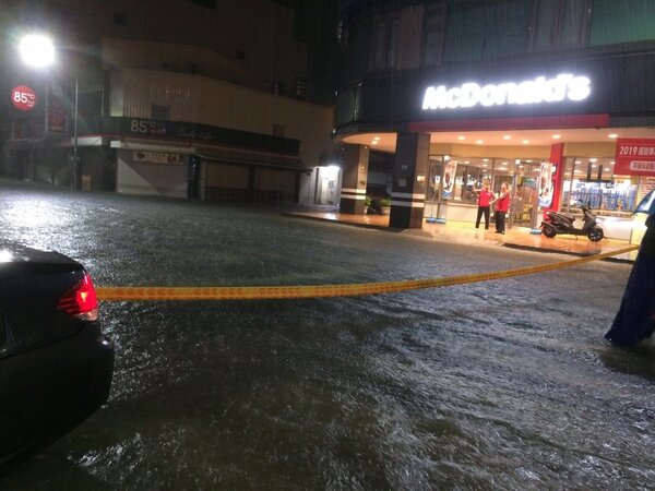 台南市永大路凌晨積水過深封鎖。圖/永康員警提供
