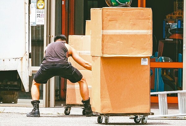 受景氣擴張力道趨緩影響,6月製造業加班工時已經連續九個月負成長。 記者鄭超文/攝影