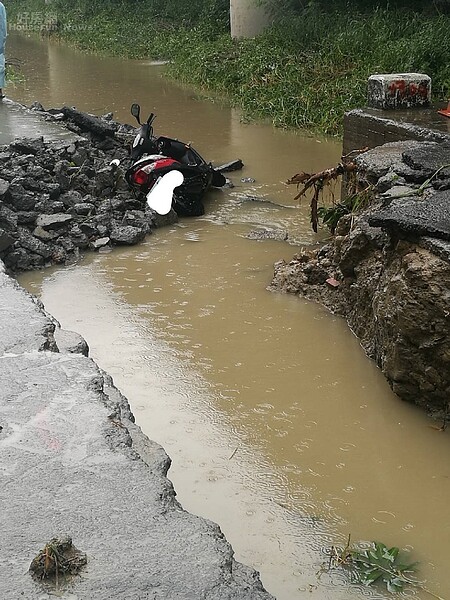 高雄大雨，岡山發現無人機車，騎士疑被沖走。