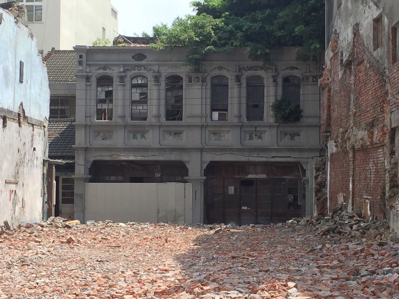 鹿港街尾成益家具店老建築正在進行整修，但前方的二幢老建築上個月拆了。圖／許書基提供