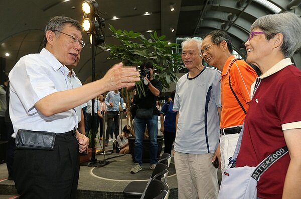 台北市長柯文哲(左)昨上午出席老人福利政策行銷記者會,並向現場老人致意。記者胡經周/攝影