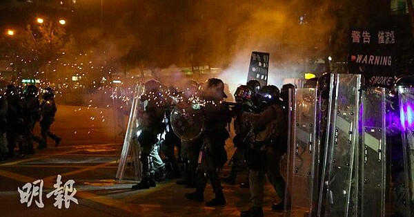 香港警方在(11日)於葵芳清場期間,曾施放多枚催淚彈。今天,警方首度承認使用了過期的催淚彈。(明報網)
