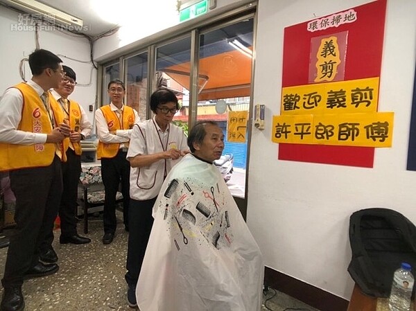 永慶土城明德店協助日新里舉辦銀髮共餐活動,現場還有義剪服務。(永慶房屋提供)
