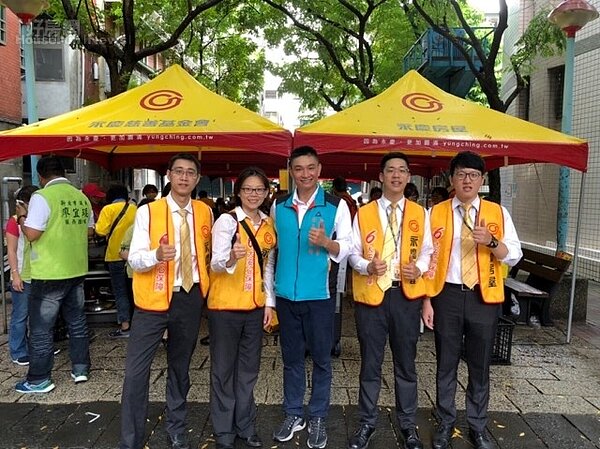 永慶土城明德店協助日新里舉辦銀髮共餐活動。(永慶房屋提供)