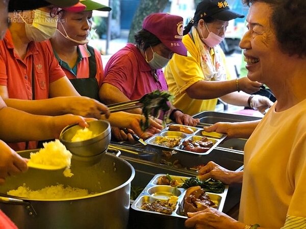 永慶土城明德店協助日新里舉辦銀髮共餐活動,長者開心用餐。(永慶房屋提供)