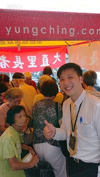 永慶內湖北安店協助大直里舉辦銀髮共餐活動,永慶人陪伴長者共度用餐時光。(永慶房屋提供)