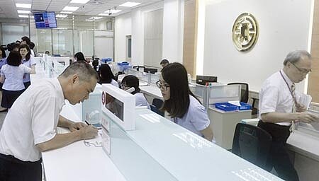 七月中IMF發表「數位貨幣的興起」報告，認為傳統銀行再不趕快進化就會落後。圖為銀行櫃台。圖／本報資料照片 