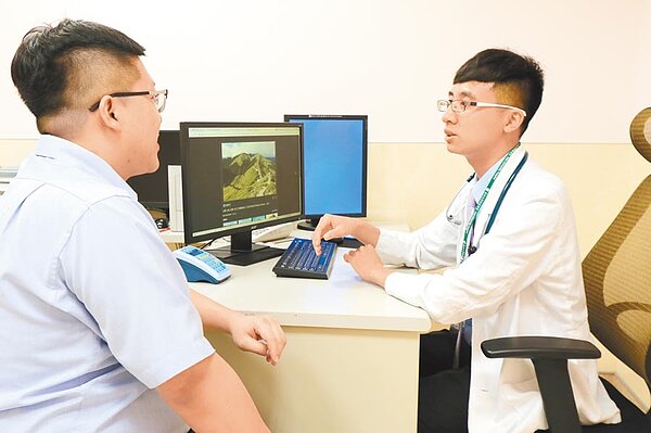 高山症又分為急性高山症、高海拔腦水腫及高海拔肺水腫,亞洲大學附屬醫院家醫科主治醫師巫翰明(右)指出,據國際研究,高山症為旅遊時發生非意外疾病第3名。(林欣儀攝)