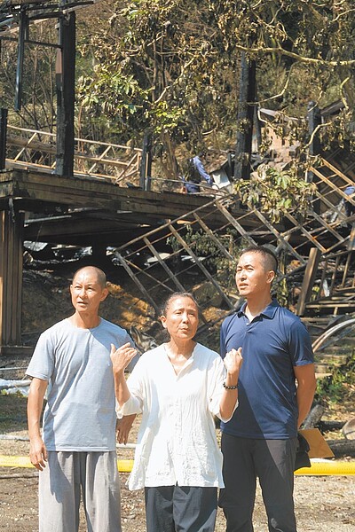 台灣知名表演團體「優人神鼓」排練場13日驚傳火警，優人神鼓藝術總監劉若瑀（中）表示會緊急尋找一個臨時排練場，「我不希望離開這座山。」（張鎧乙攝）
