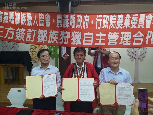 林務局嘉義林區管理處長張岱(右起)、鄒族獵人協會理事長高德生、嘉義縣政府農業處技正田至義。 圖/嘉義林管處提供