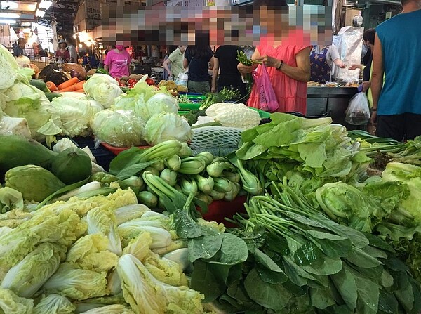 高雄市傳統市場裡的今天賣的部分蔬菜價格雖比昨天一點,各式蔬菜的賣相多不錯,菜販說過1、2天之後, 受雨損傷的蔬菜會更多。記者楊濡嘉/攝影