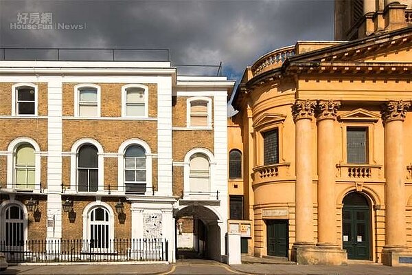 諾丁丘這塊正在出售的60坪土地唯一出入口是一座拱門車道,左方即為米其林二星餐廳。(摘自Savills)