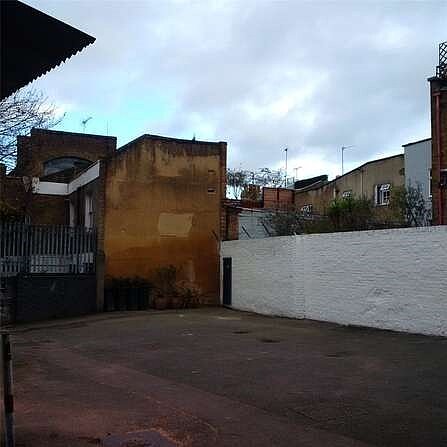 諾丁丘這塊正在出售的60坪土地開價200萬英鎊。(摘自Savills)