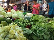 連日雨影響菜價貴　傳統市場菜販動腦筋促銷