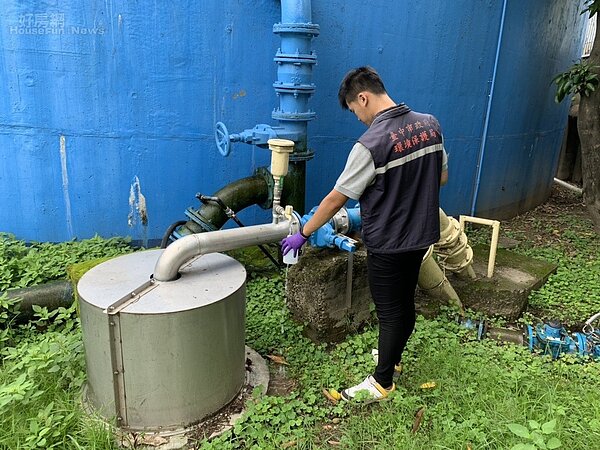 豪雨後自來水原水濁度升高,台中市府環保局立即派員前往各淨水廠抽驗飲用水,瞭解水質情形。圖/台中市府環保局提供