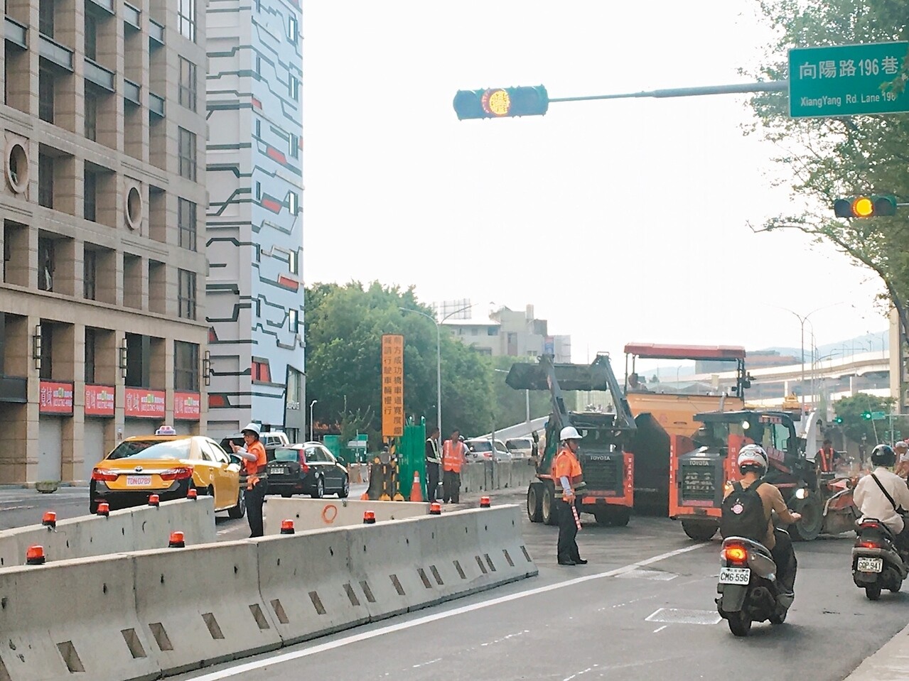 成功橋拓寬工程現場有人員負責引導車流方向，盼降低施工對民眾的交通影響。 記者郭頤／攝影