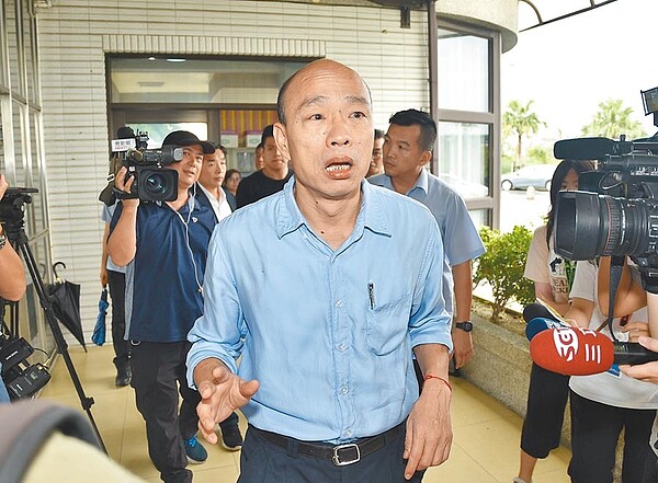 高雄市長韓國瑜（前）14日到橋頭殯儀館慰問林姓女騎士的家屬，他跟媒體溝通，希望尊重家屬。（林瑞益攝）