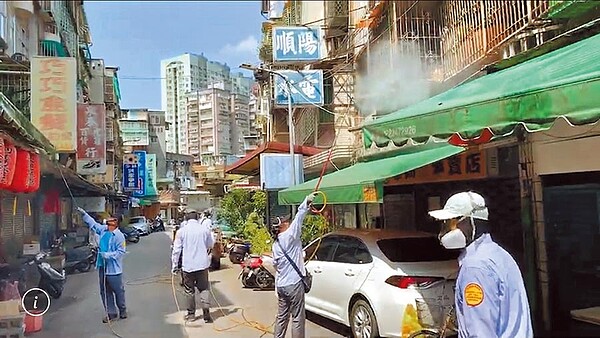 新北市中和區14日爆發本土登革熱，衛生局派員到患者住處周邊噴消，防疫情擴散。（譚宇哲翻攝）