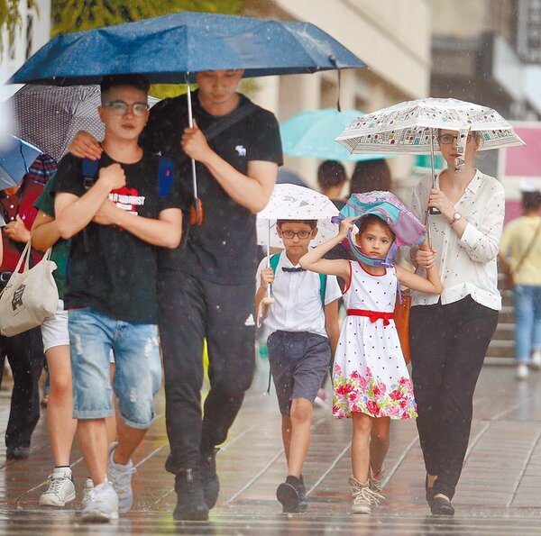受到西南風再度增強影響，氣象局表示，今起至周六中南部將有雷雨或局部大雨，也必須提防短時強降雨，降雨熱區仍是台南、高雄、屏東。（本報資料照片）