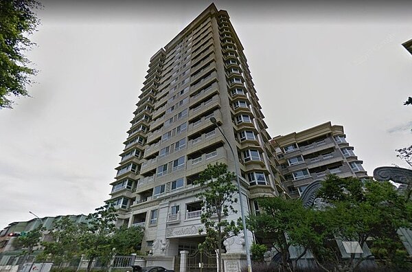 位在土城忠承路與忠義路交叉口的這棟大樓,成屋4年都沒有人入住,靈異傳說不脛而走。圖擷自Google Map