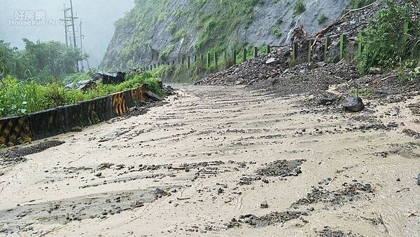 高雄市桃源等山區間歇性大雨不斷，有多處落石及泥流，公路總局甲仙工務段11日出動機具清除，但是路況不佳，零星落石不斷。（甲仙工務段提供）