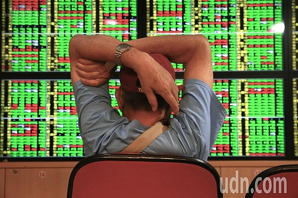 台股今（15）日開低走低，一度失守10,300點。記者黃義書／攝影