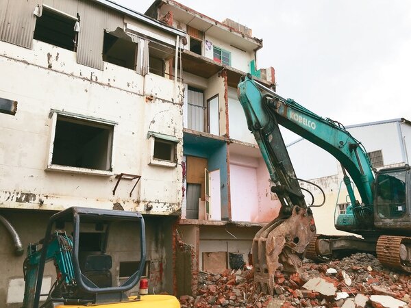 台南市區鐵路沿線的住宅拆除後未清除，台南市長黃偉哲表示易產生孳生源。記者鄭維真／攝影 