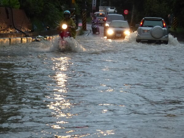 一夜豪雨，造成彰化縣花壇鄉彰員路3段大淹水，到今天清晨仍是積水不退，車輛通行如水上行舟。記者劉明岩／攝影 