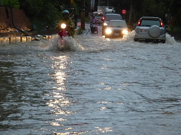 一夜豪雨,造成彰化縣花壇鄉彰員路3段大淹水,到今天清晨仍是積水不退,車輛通行如水上行舟。記者劉明岩/攝影