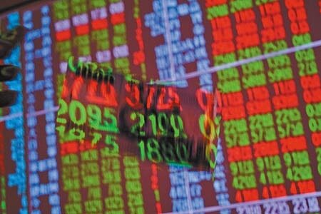 受到美債殖利率倒掛影響美股崩跌,台北股市15日開低走低,收盤跌100.6點。(郭吉銓攝)