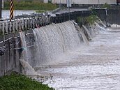 豪雨狂炸！彰化四處淹水　民眾一夜驚恐