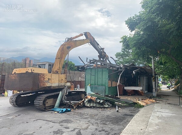 台北市建管處認定，北投區立賢路周邊的二手汽車行屬於違建，8月16日上午執行強制拆除。照片台北市建管處提供