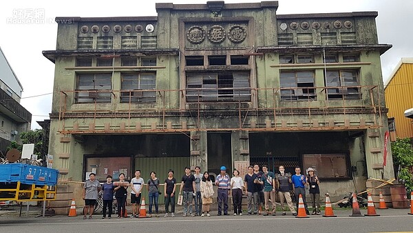 台南藝術大學搶救麻豆電姬戲院放映機等文物。圖/南藝大提供