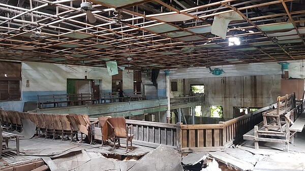 台南麻豆電姬戲院內部木造建築已經殘破。圖/南藝大提供