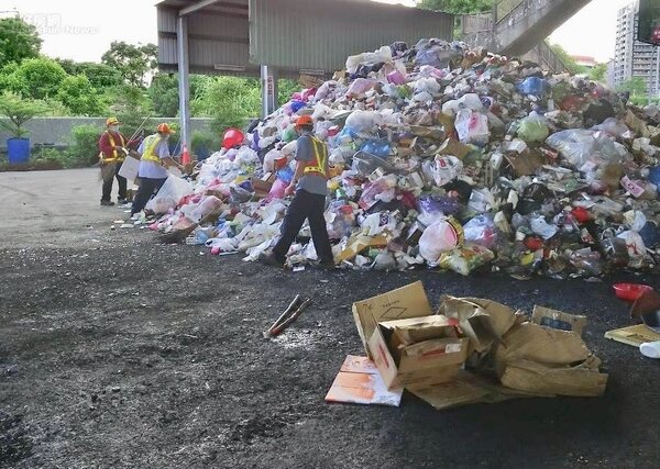 高雄市清潔隊員工作非常辛苦，將資源垃圾回收細分。圖／高雄市環保局提供
