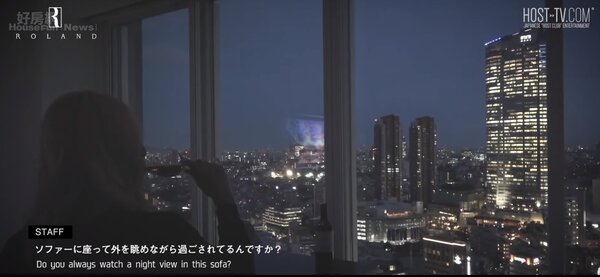 日本第一牛郎Roland豪宅內部純白簡潔，從窗往外看還能欣賞夜景。圖／截自Youtube《HOST-TV》