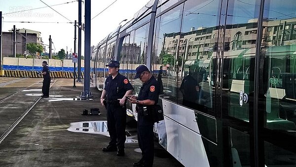 高雄輕軌3節列車的車身本月3日遭不明人士塗鴉(圖右邊車身上)。圖/高雄捷運公司提供