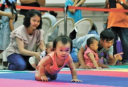 台東縣政府17日舉辦嬰兒爬行比賽,穿著尿布的小選手,在人生第1次競賽中,狀況百出。(莊哲權攝)