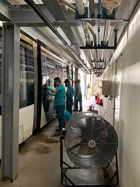高雄捷運公司人員清除輕軌列車車廂上的塗鴉。圖/高雄捷運公司提供